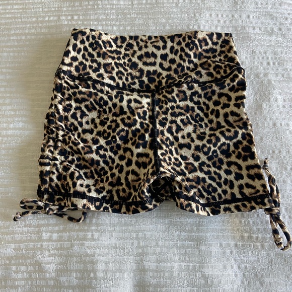 Zyia Leopard Brilliant Double Scrunchy Hustle Shorts - Picture 2 of 9